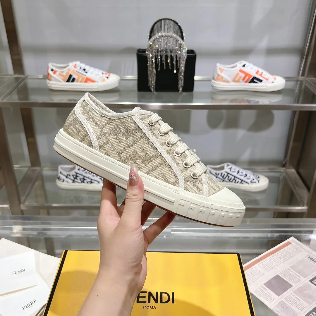 Couple style 💰460❤️Fendi Fendi's latest couple canvas shoes ❑ Fabric: Original customized imported jacquard canvas material ❑ Inner lining: Imported canvas material ❑ Sole: Original molded non-slip TPU outsole ❑ Bottom thickness: 2.5cm ❑ Size: Women's 35-40/Men's 39-45